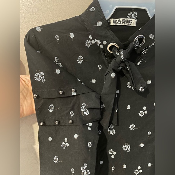 Basic size small blouse. Black with flower detail - Picture 1 of 5